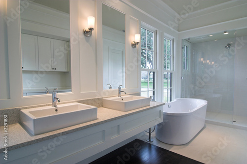 Fotomural white bathroom with double sinks
