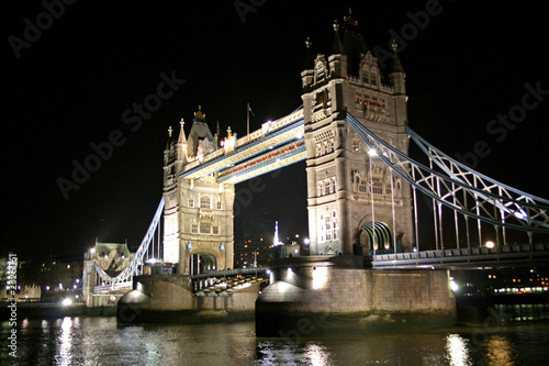 Fotoboard na płycie Tower Bridge w nocy