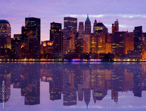Plakat na papierze fotorealistycznym Wcześnie rano panoramę Manhattanu z wodą odzwierciedlają