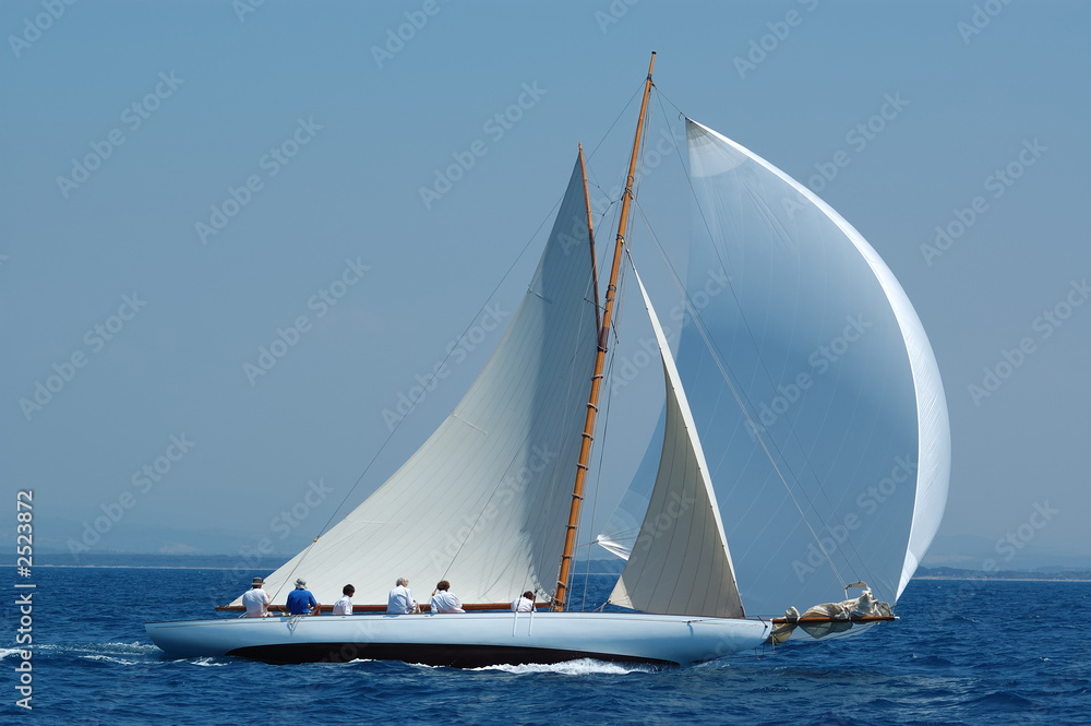 barca a vela classica con vento al lasco - obrazy, fototapety, plakaty 