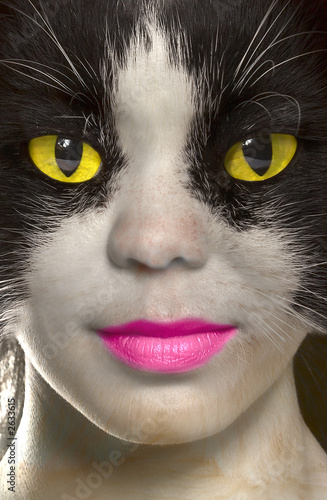 catwoman-o-jaskrawo-zoltych-oczach