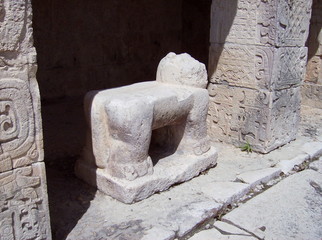 statue at chichen itza 3