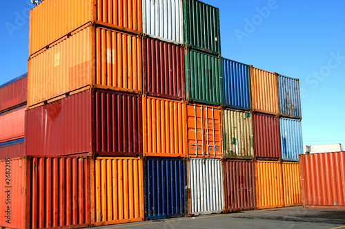Fotografia containers waiting to be loaded