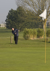 Wall Mural - joueur de golf en approche 3