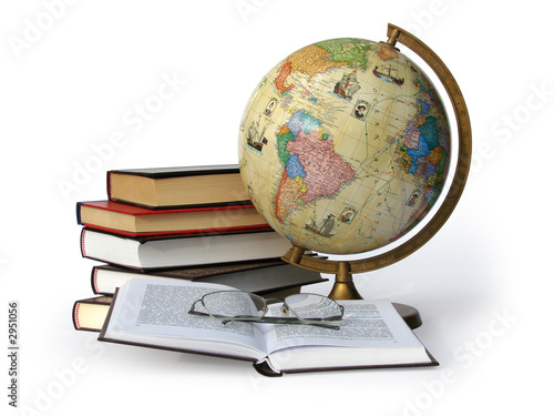 Naklejka dekoracyjna books globe and glasses