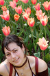 belle femme parmis les tulipes