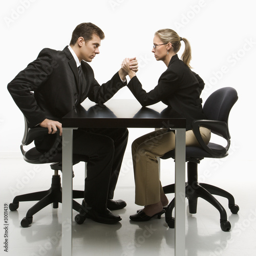 Man And Woman Arm Wrestling On Table Kaufen Sie Dieses