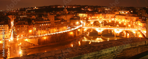 Board z aluminiowym obramowaniem Front rzeki rome w nocy