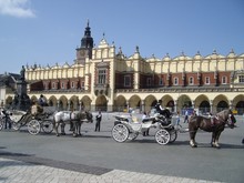 Hauptmarkt Rynek In Krakau Mit Pferdekutschen