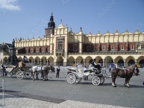 Naklejka na drzwi hauptmarkt rynek in krakau mit pferdekutschen