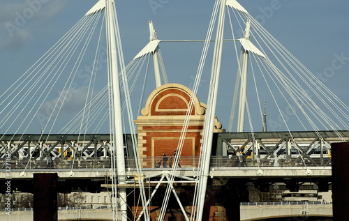 Fotografía charing cross pedestrian bridge