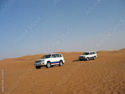 Fototapeta na wymiar jeep nel deserto