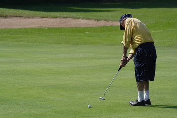 golfeur au putting sur le green