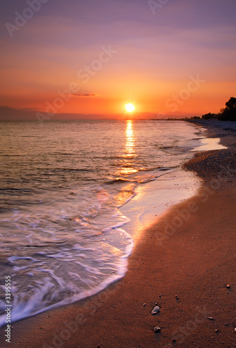 Plakat na papierze fotorealistycznym Opuszczona plaża o zachodzie słońca