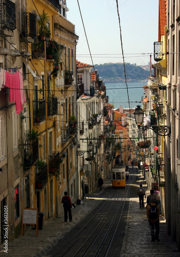 Fototapety tramwaje  uliczka-z-tramwajem-w-lizbonie