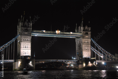 Fotoboard na płycie Tower Bridge w Londynie w nocy