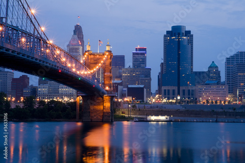 Fotografie, Obraz Cincinnati skyline and Roebling Suspension Bridge.