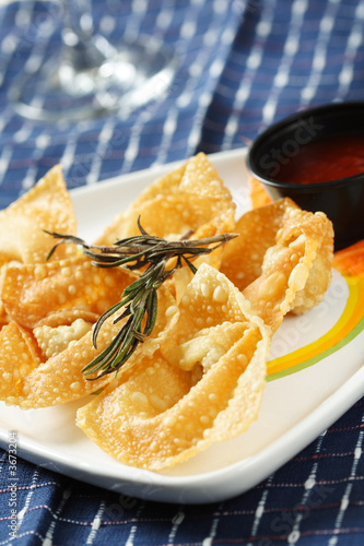 Cuadros en Lienzo A plate of fried chinese dumplings