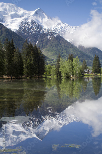 Foto-Fahne - View of Mont Blanc mountain range reflected in lake (von Stephen Meese)