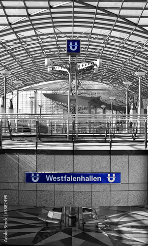 Board z aluminiowym obramowaniem Stacja u-bahn