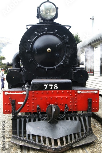 Board z aluminiowym obramowaniem Widok z przodu zabytkowego pociągu parowego # 778