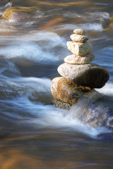 Poster - kleiner Fluss mit vielen Steinen und Wellen