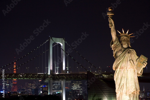 Plakat na papierze fotorealistycznym Statua wolności w tokio