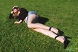 fille sexy couchée dans l'herbe