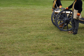 Soldiers in the uniform with a field canon