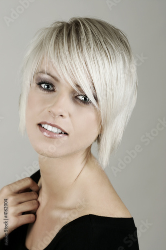 Naklejka - mata magnetyczna na lodówkę Młoda piękna kobieta z farbowanymi białymi włosami