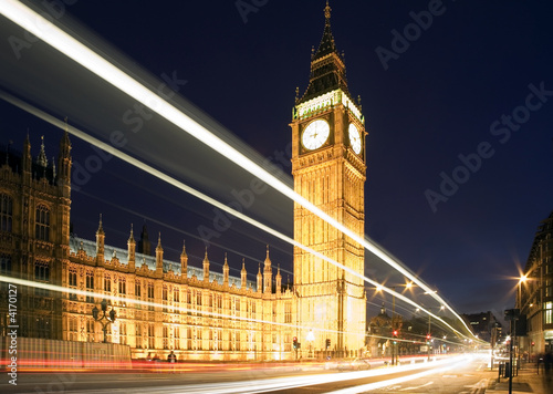Plakat na papierze fotorealistycznym Big Ben w Londynie w nocy przeciw błękitne niebo. 