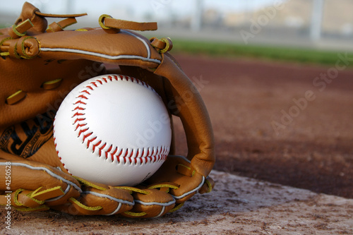 Board z aluminiowym obramowaniem Baseball i rękawiczki na boisku baseballowym