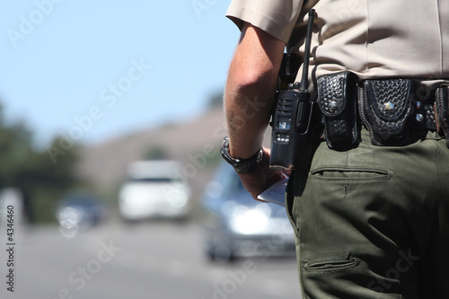 Fotografía Un oficial de policía de pie por el tráfico