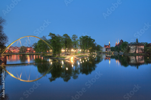 Naklejka samoprzylepna Wroclaw cityscape at night (polska).