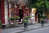 Fototapeta Uliczki - Terrasse d'un café restaurant Parisien