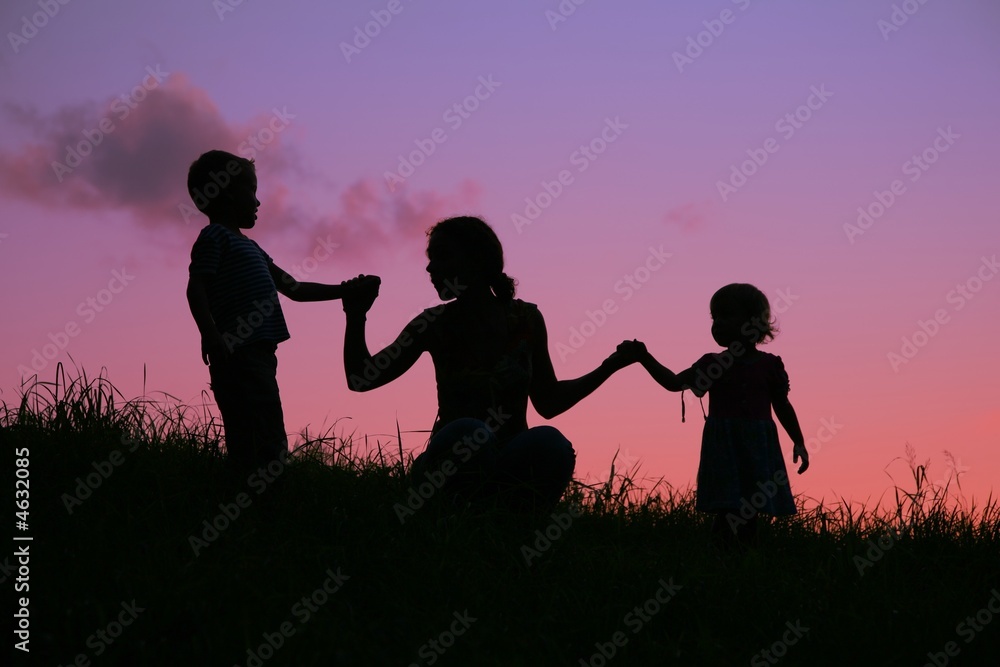 mother mother, son and daughter on sunset の Stock フォト | Adobe Stock