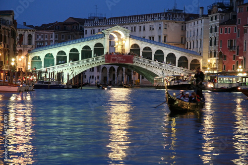 Obraz na płótnie canvas czteroczęściowy "tetraptyk" Most Rialto i nocna gondola
