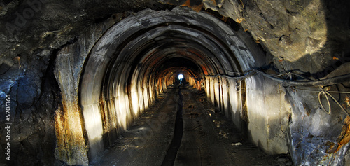 Board z aluminiowym obramowaniem Światło tunelu kopalnianego