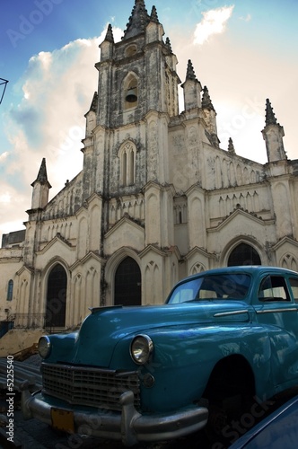 Tapeta ścienna Stary havana splendor - zabytkowy samochód i fasada kościoła