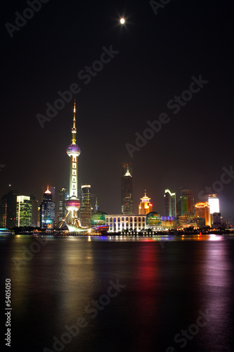 Obraz na plátně Shangahai with its spectacular evening skyline