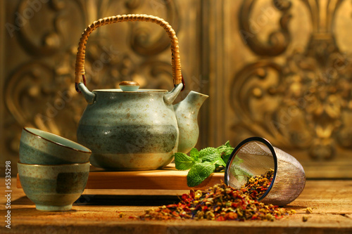 Fotomural Asian herb tea on an old rustic table
