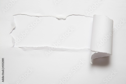 Fotografía the sheet of torn paper against the white background