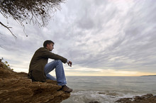 Jeune Homme Assis Seul Face à La Mer Solitude Tristesse