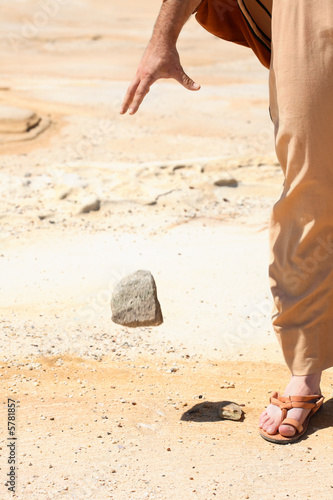 Fotografía Man dropping stone from hand. mercy, pardon, forgiveness