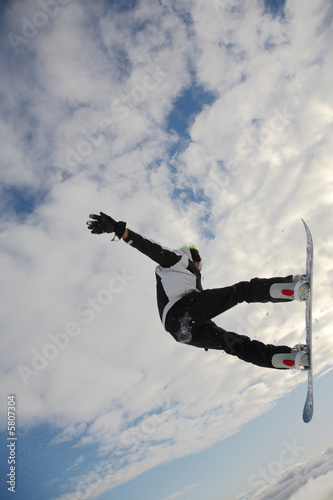 Board z aluminiowym obramowaniem Snowboardzista