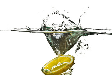 Poster - splash, water drops and an lemon in water