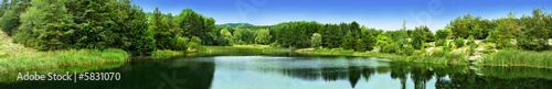 panoramiczna-fotografia-jeziora-otoczonego-zielonymi-drzewami