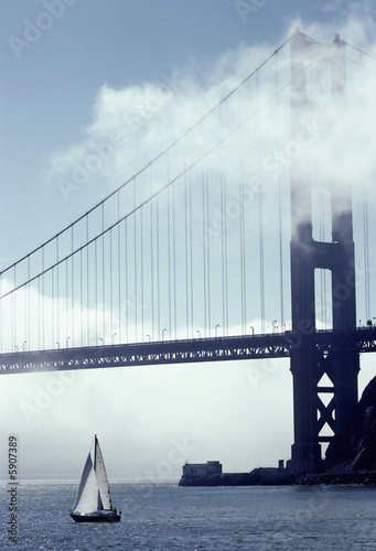 Obraz na płótnie canvas dwuczęściowy "dyptyk" Mgły rolki nad mostu golden gate w san francisco