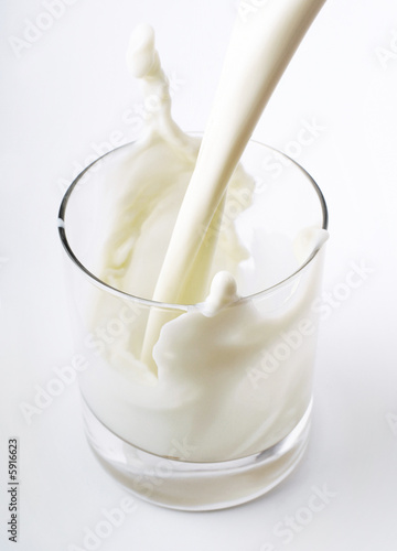 Fotografie, Obraz pouring creamy milk in a transparent glass