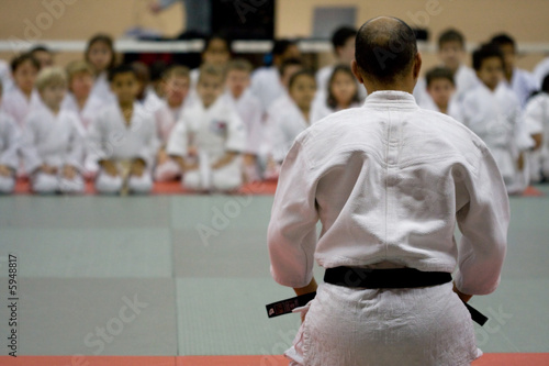 Dekoracja na wymiar  nauczyciel-judo-karate-dziecko-tatami-uczy-sie-lekcji
